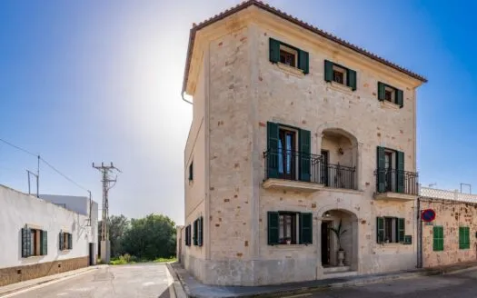 A house that tells stories and makes room for new ones – townhouse in the center of Santanyí — photo 1
