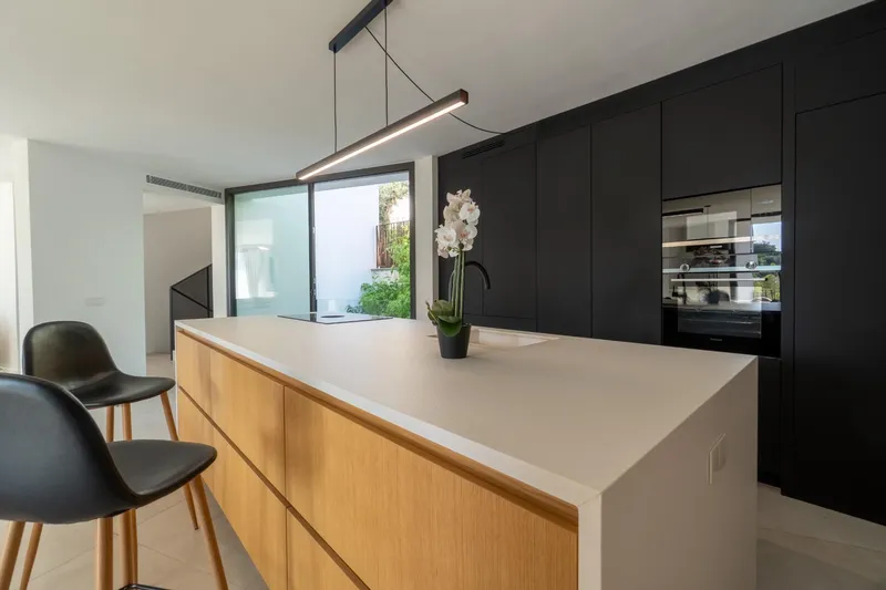 Newly Built Contemporary Villa — photo 10