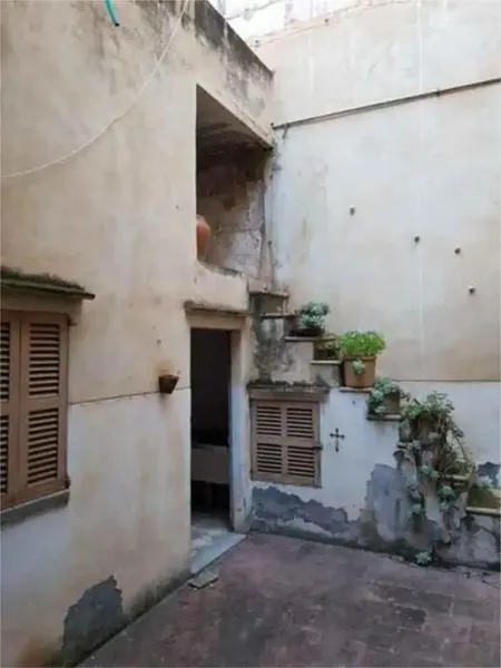 Old house located in front of Plaça Sant Jaime, could be renovated, or if you wanted to build, you could build a ground floor, parking — photo 8