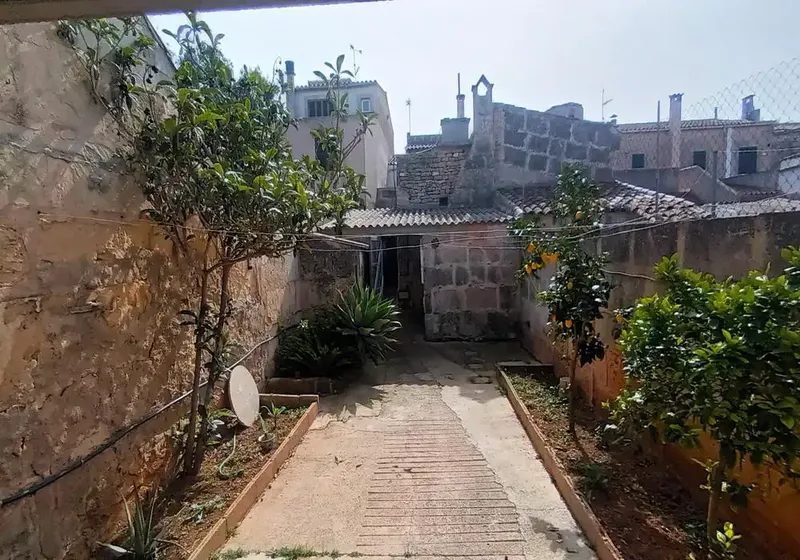Well-maintained 2-storey village house with great potential, large garage, interior patio in the center of Es Llombards - Santanyí — photo 2