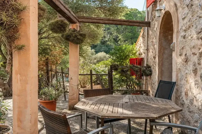 This quiet country house for sale in S'Arracó is magnificently renovated and offers a harmonious combination of traditional Mallorcan charm — photo 9