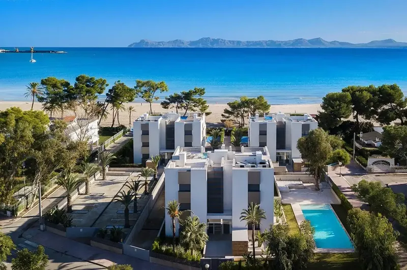 Nicolas Real Estate, su especialista en fincas y villas en Mallorca y Pisos exepcionales ! En el precioso Puerto de Alcudia le ofrecemos est — photo 3