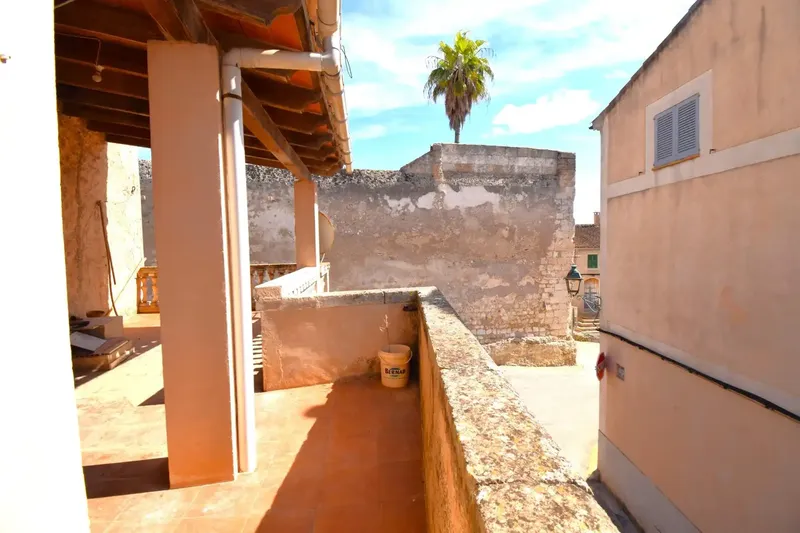 Commercial premises for sale on the ground floor plus first floor apartment with a built area of 394 m2 in Sineu — photo 2