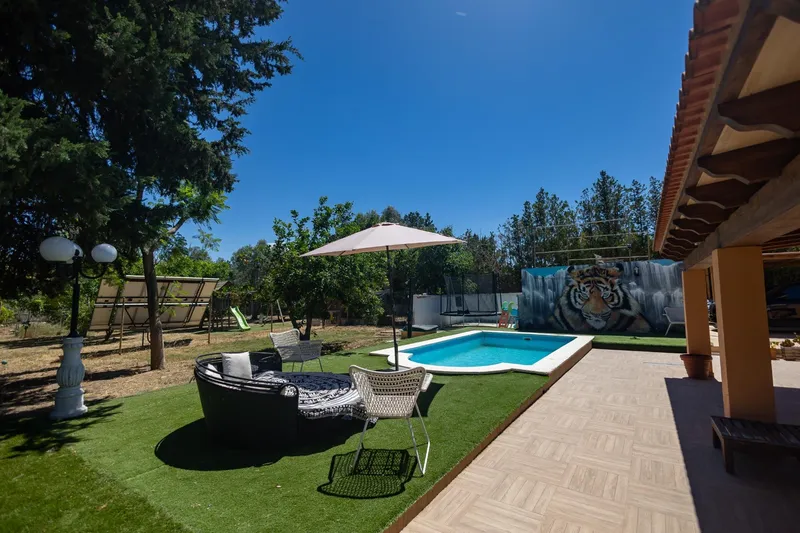 Detached house with huge plot and private pool — photo 2