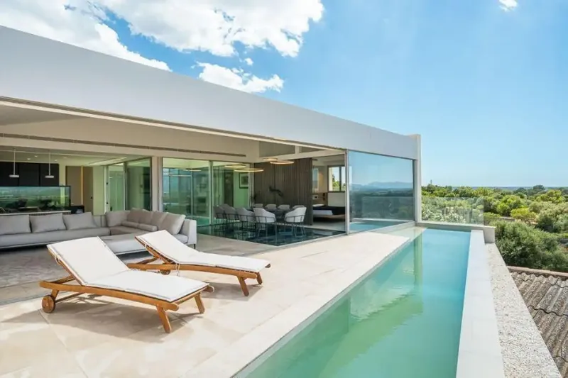 Welcome to your new luxury home! This detached villa offers everything your heart desires: from a heated indoor pool — photo 2