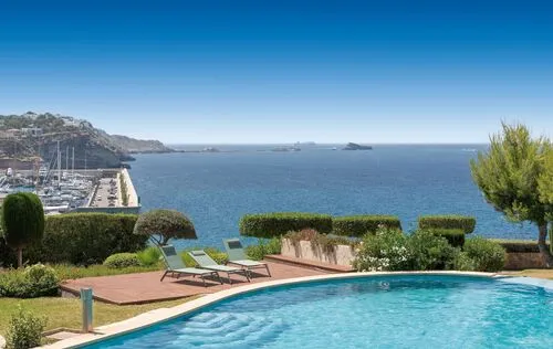 3 Bedrooms in Port Adriano — photo 2