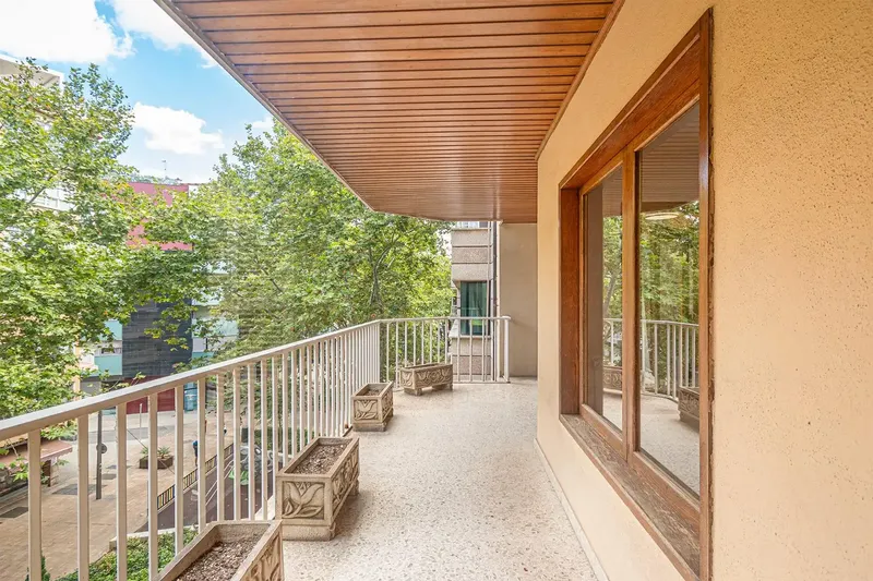 ¿Buscas espacio, una ubicación estratégica y una terraza de ensueño en pleno centro? Te presentamos una pieza inmobiliaria de las que ya no  — photo 4