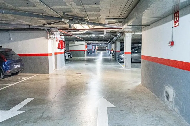 Spacious garage and storage room in the El Riskal area — photo 1