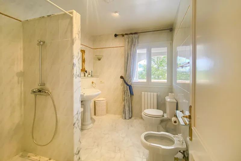 Spacious single-family home with sea views and pool plus separate guest apartment — photo 11