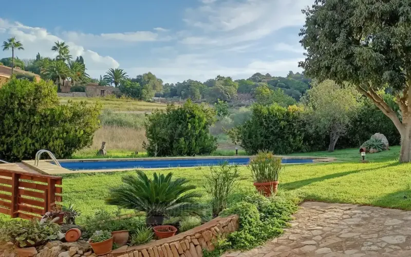 In the heart of southeastern Mallorca, on the outskirts of the picturesque village of S'Horta, lies this exclusive rustic finca with license — photo 3