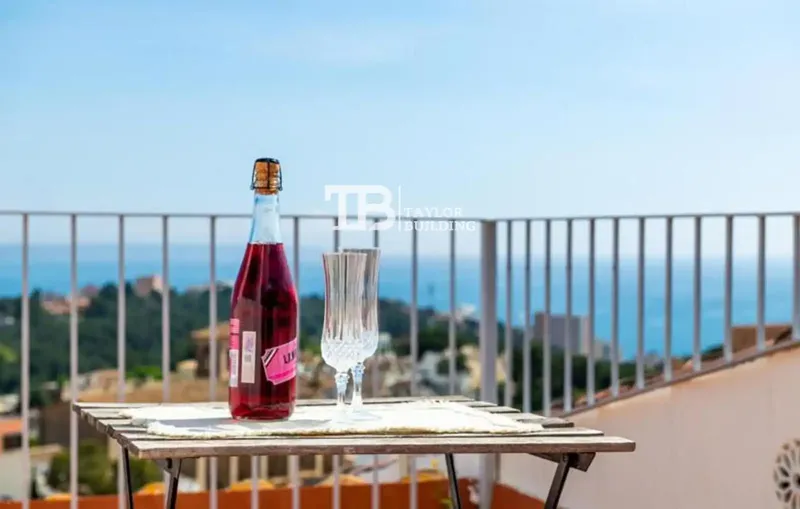 Taylor Building Real Estate presents this fantastic terraced house in Genova offering a quiet and residential atmosphere, a short — photo 5