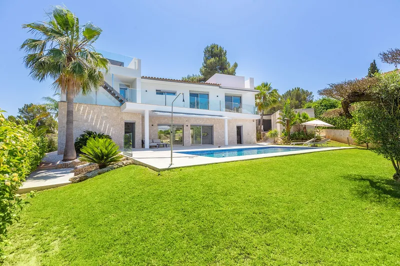 Elegant family villa in exclusive residential location near the center — photo 1