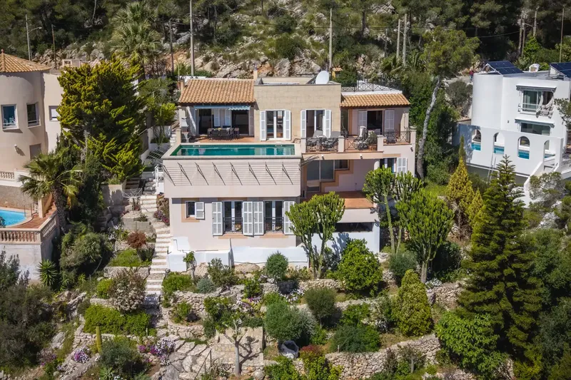 Every dawn in this villa is a private spectacle. The intense blue of the Mediterranean accompanies every moment, stretching from Canyamel — photo 5