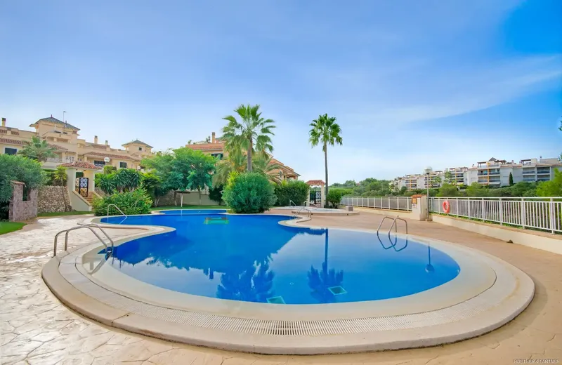 Penthouse near the beach with rooftop terrace and communal pool — photo 10