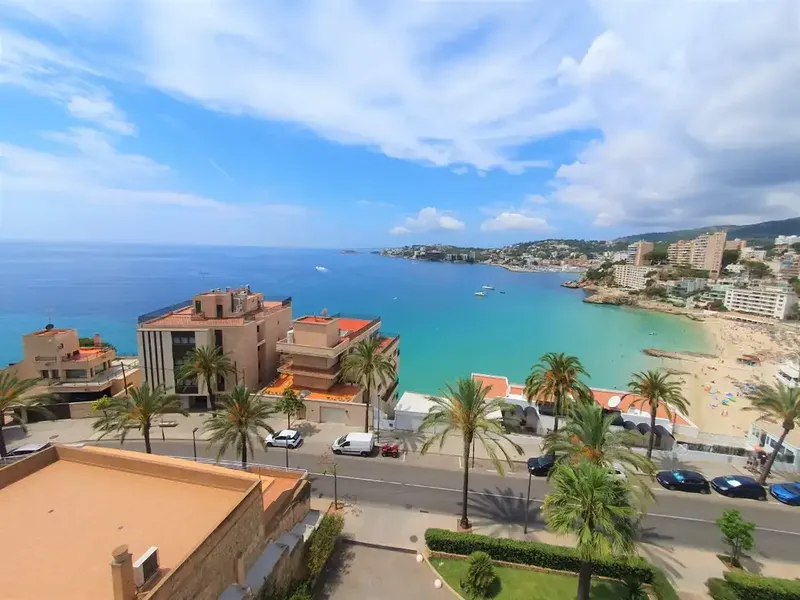 Ideally located in Cala Major, just minutes from the lively capital Palma, this magnificently renovated apartment offers — photo 1