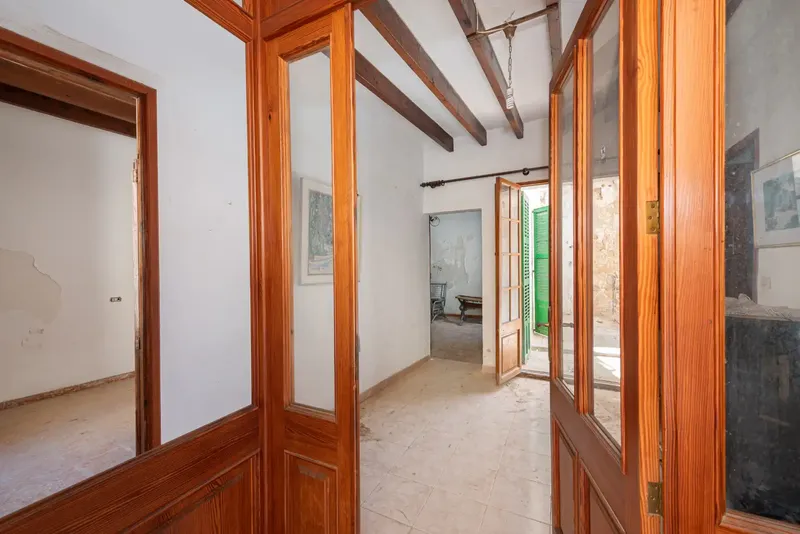An excellent opportunity to acquire a traditional Majorcan village house in the heart of the old town of Alcúdia, just steps from its — photo 3
