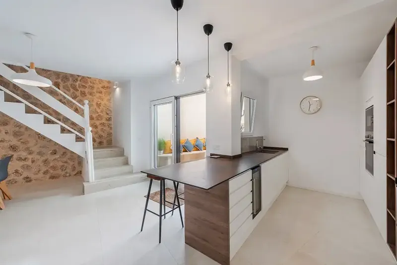 Fantastic house impeccably renovated with great care and attention to detail. It has become a beautiful home in a — photo 6