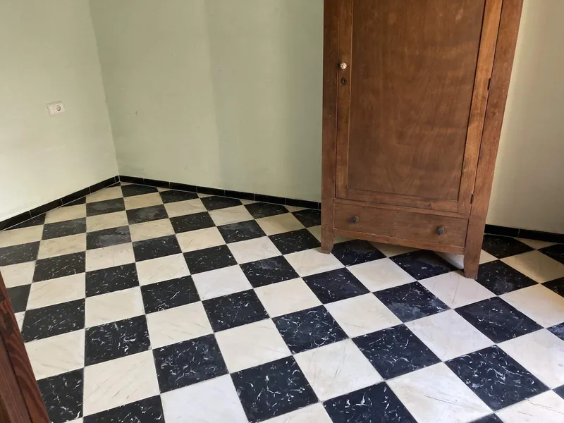 Townhouse needing renovation, 519m² with 6 bedrooms, bathroom & patio for sale — photo 9