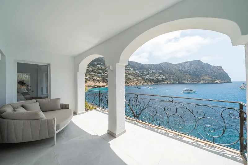 Seafront apartment with direct access in Cala LLamp — photo 1