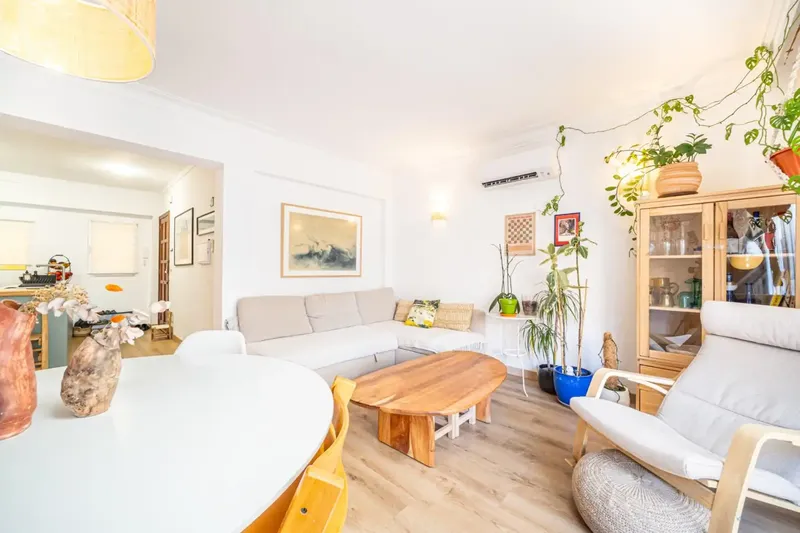 Imagine waking up every morning with the sea breeze and being able to reach the beach in just seconds. This magnificent renovated apartment, located — photo 2