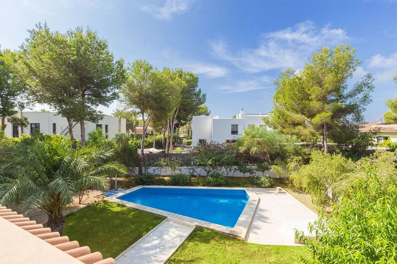 Mediterranean-style villa near the beach with modern elements — photo 12