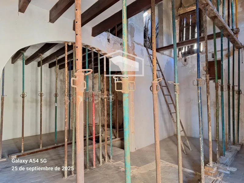 Building in the center of Ses Salines with project for 2 homes and commercial space — photo 10