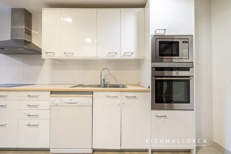 Spacious flat in a modern community with swimming pools and paddle tennis courts — photo 12