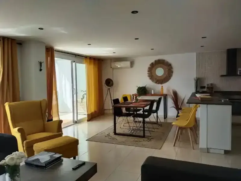 Piso con gran terraza en primeria linea de mar en el centro de Santa Ponça. 3 dormitorios, 2 baños y amplio salón comedor con cocina incorpo — photo 4