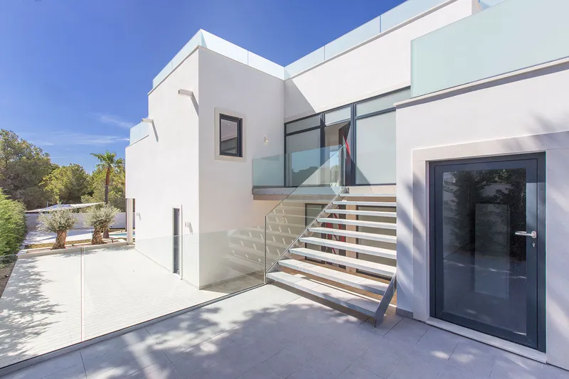 Modern 4-bedroom villa with fantastic views for rent — photo 4
