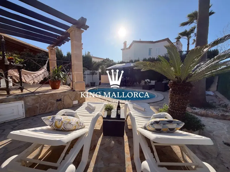 We offer a wonderful semi-detached villa with 3 bedrooms, 2 bathrooms, private pool, parking and large garden. — photo 7