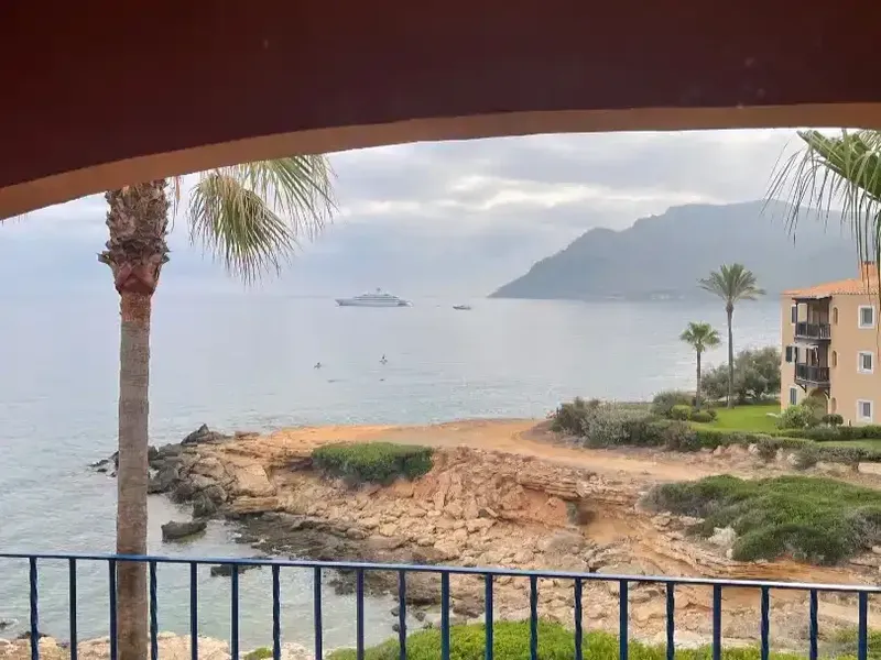 Ático de 105 m² en primera línea de mar con orientación este completamente reformada, plaza de garaje propia y acceso directo a al mar a esc — photo 1