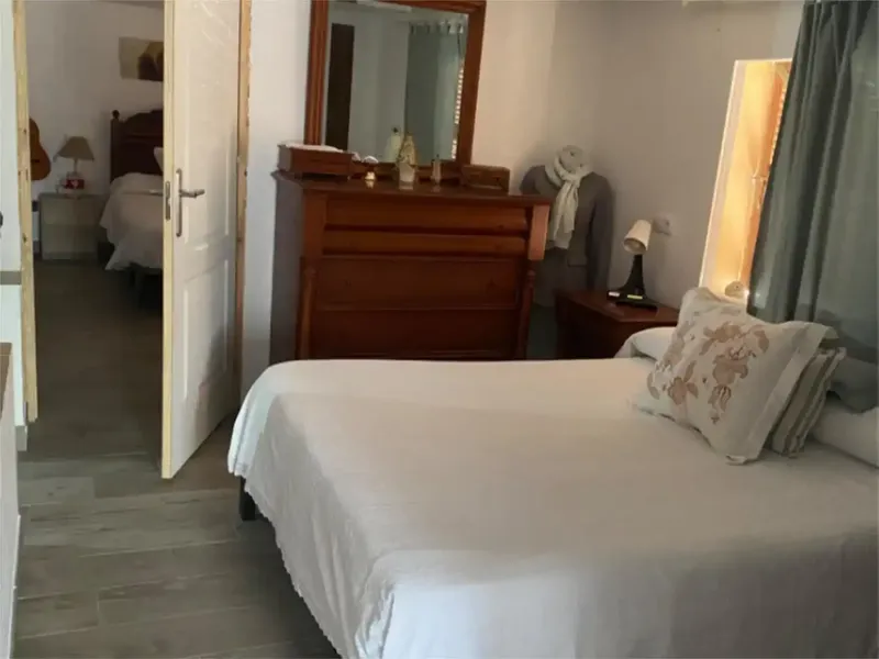 Se vende finca con casa de 150m2 dividida en dos plantas. En la planta de abajo se encuentra un pequeño salon, un baño, tres dormitorios, un — photo 6