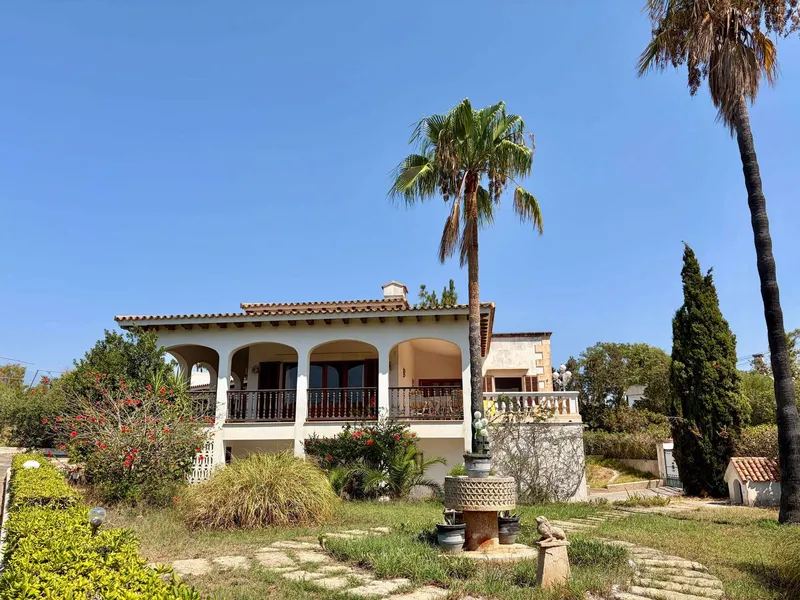 Retro villa with pool, sea views, tennis court and private cinema room – a house with great potential. — photo 4