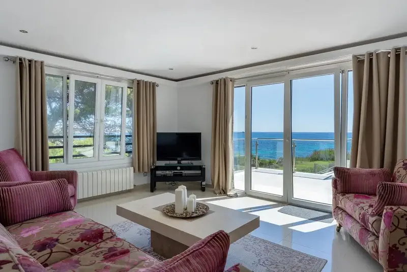Located in a coveted frontline sea position in Cala Ratjada, this exceptional villa enjoys stunning panoramic views — photo 10