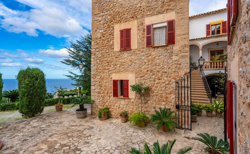 Manor house with swimming pool and breathtaking sea views — photo 12
