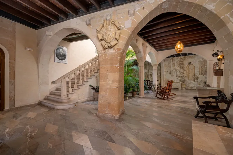 Majestic 12th century palace in the heart of Palma — photo 1
