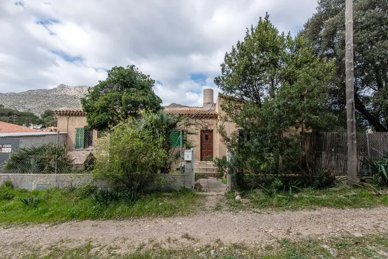 A house with many possibilities and ample space to make the most of. — photo 4