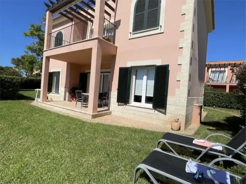 Planta baja, con dos habitaciones y dos baños, completos, cocina, americana, salón, zona para lavadora y limpieza , terraza con acceso direc — photo 1