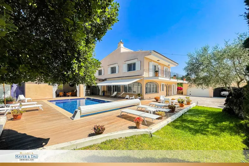 Surrounded by Mediterranean vegetation and just 1.5 km from the white sandy beaches of Playa de Muro, this beautiful finca combines — photo 3