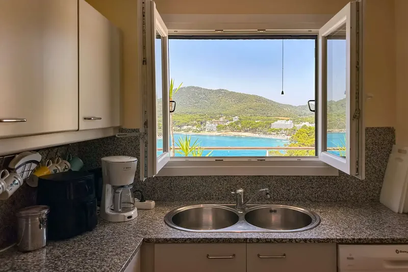 In a highly sought-after location with impressive sea views, we present this cosy townhouse which, with its spacious terrace, offe — photo 9