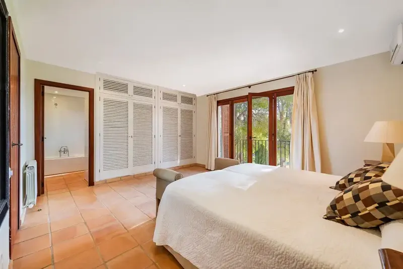 This incredible villa enjoys a privileged location on an elevated and generous plot of around 6,411 m2, it is a pleasant — photo 11