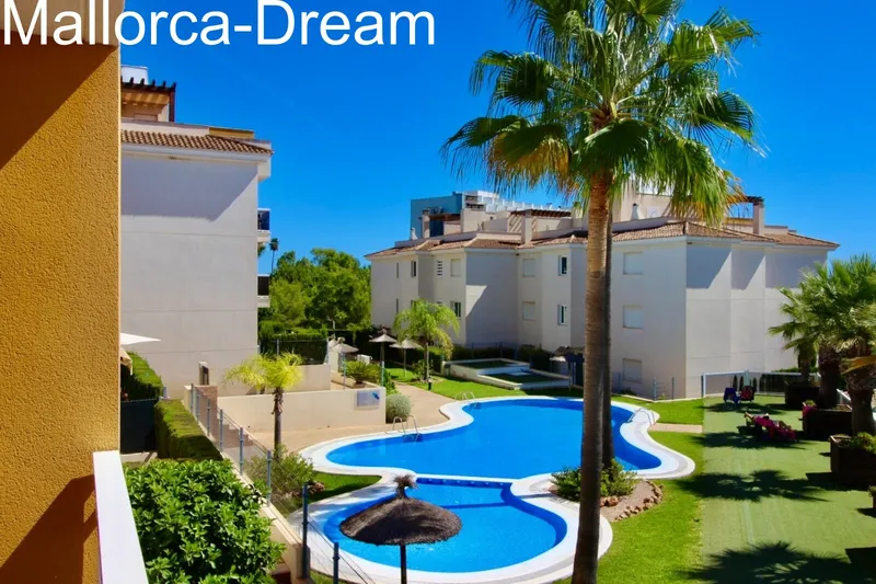 Calas de Mallorca: A high-quality, modernised flat with a stunning view of the palm-lined pool, sunshine until the evening and a private parking space — photo 1