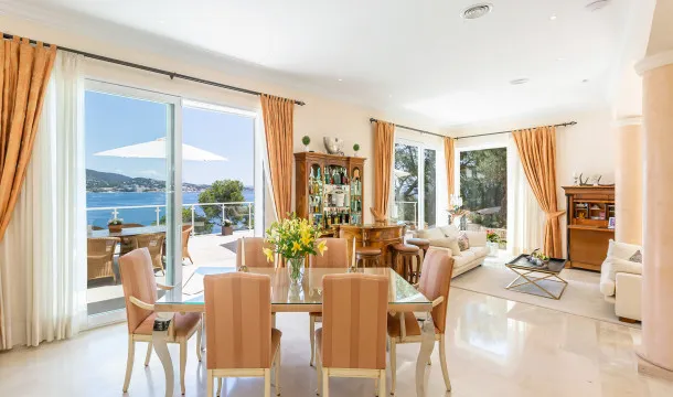 Spectacular villa on the seafront in Torrenova — photo 8