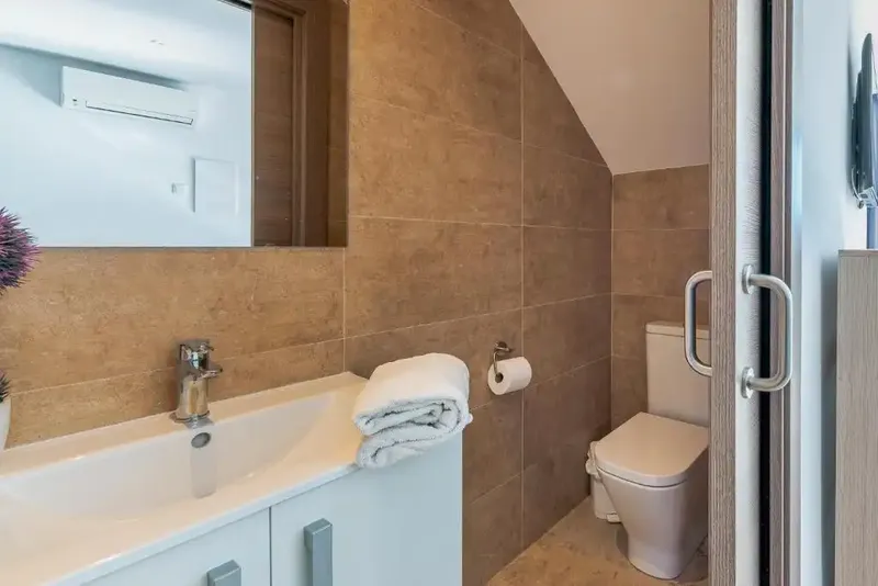 Discover this impressive minimalist-style chalet for sale in Playas de Muro, just 350 meters from the sea. — photo 11