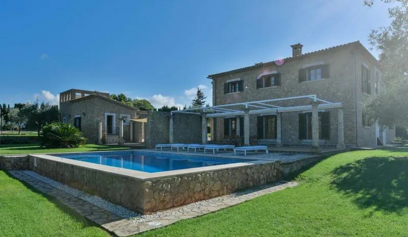 UNA VILLA ÚNICA EN ALARÓ: 22.000 M² DE NATURALEZA, PRIVACIDAD Y TRANQUILIDAD — photo 2