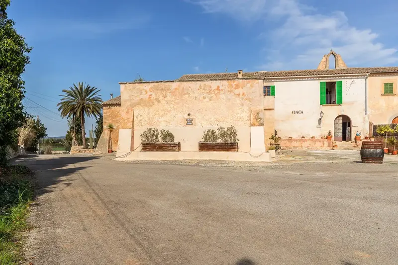 This beautiful rustic finca in Felanitx is surrounded by gardens with orange, lemon and olive trees and offers absolute tranquility in a — photo 3