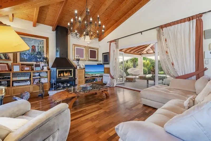 This wonderful finca, for sale near Binissalem, occupies a plot of about 87,000 m2, and features luxurious facilities, including a — photo 5