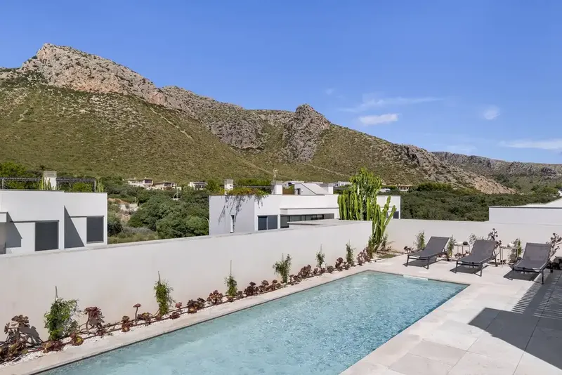 Fully furnished penthouse with private pool on the rooftop. Located a short walk from the famous Pine Walk, this magnificent apartme — photo 10