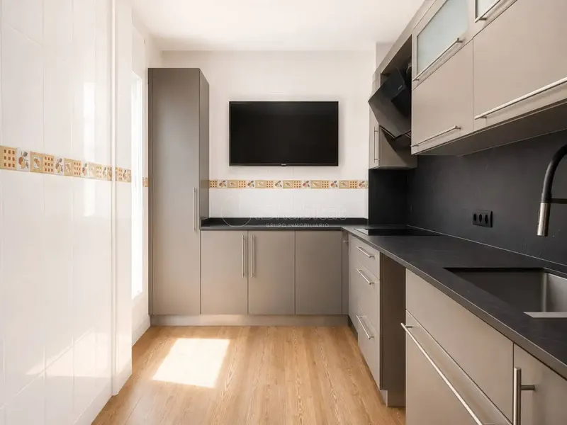 PRIMER PISO DE 3 HABITACIONES CON PARKING — photo 2