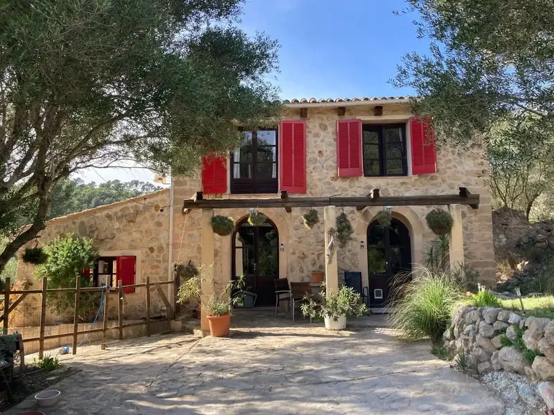 Discover this spectacular legal rustic house, completely renovated with lots of charm. Located on a plot of 3700m2, this property offers — photo 3